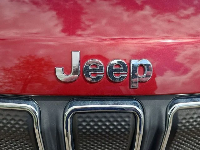 Used 2022 Red Jeep Latitude image 35