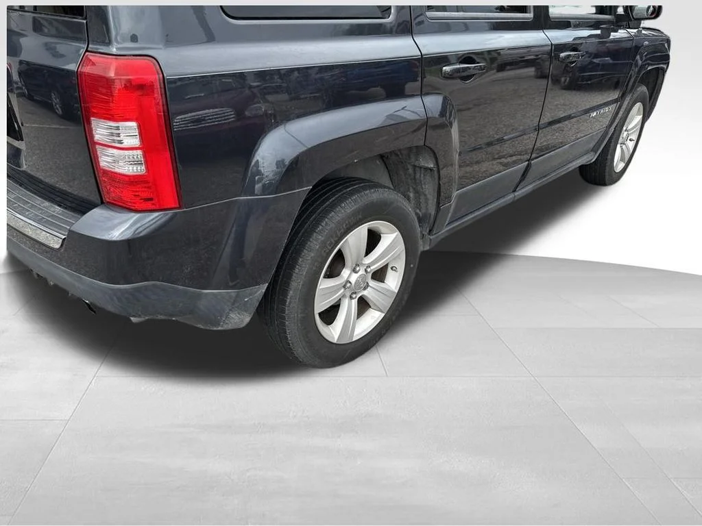 Used 2014 Gray Jeep Sport image 7