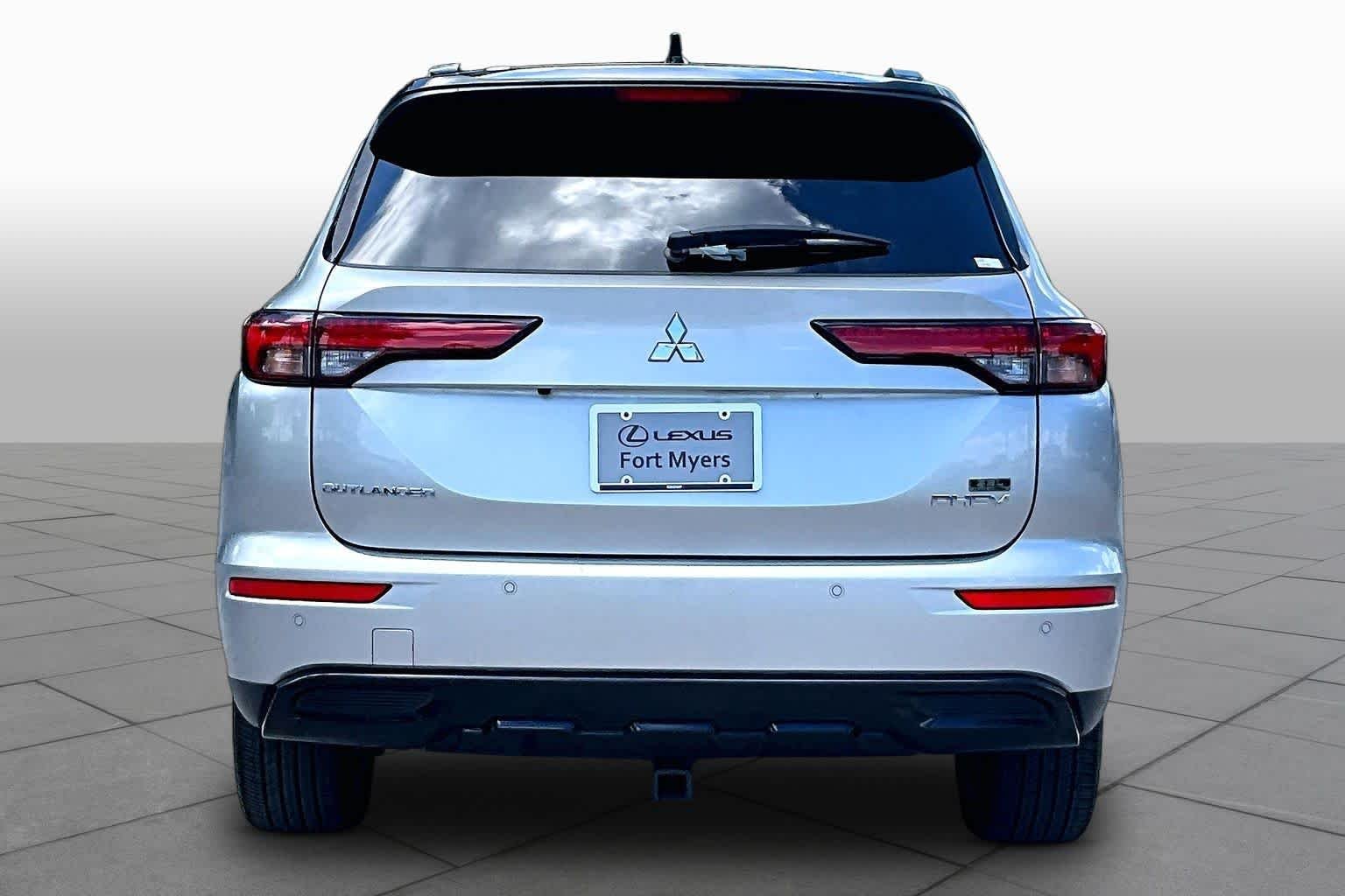 Used 2025 Alloy Silver Metallic/Black Roof Mitsubishi SEL Black Edition image 5