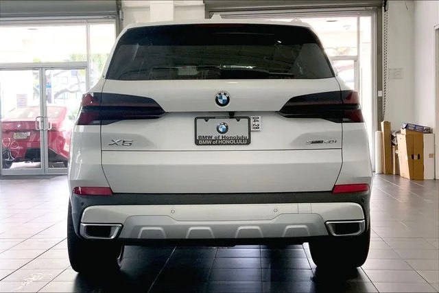 New 2026 Mineral White Metallic BMW sDrive40i image 4