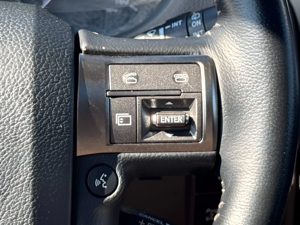 Used 2018 White Lexus 460 image 18