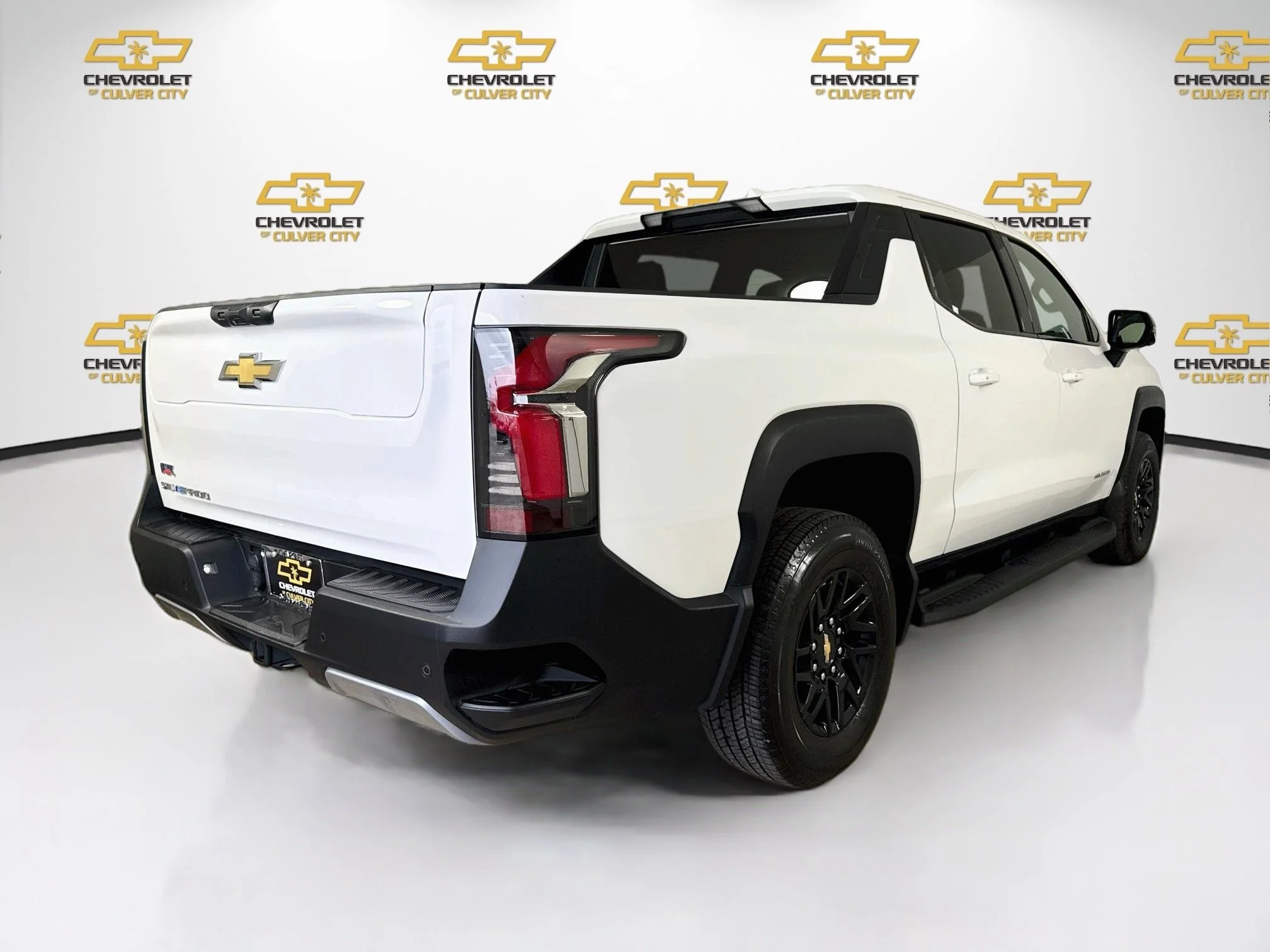 Used 2025 Summit White Chevrolet LT - Extended Range image 8