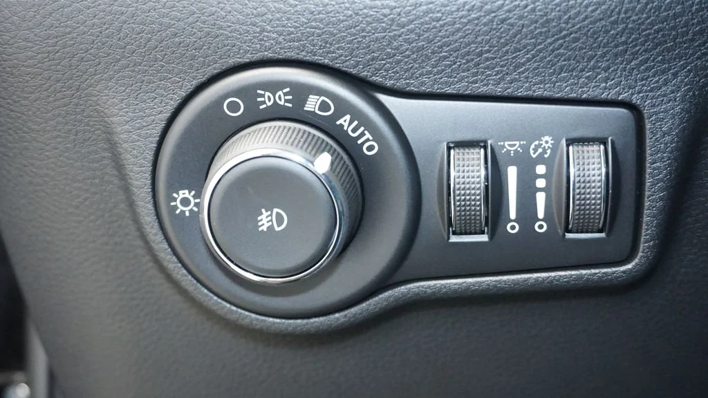 New 2026 Diamond Black Crystal Pearlcoat Jeep Latitude image 34
