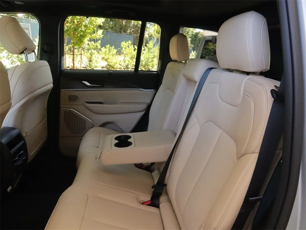 New 2023 Bright White Clear-Coat Exterior Paint Jeep Overland image 25