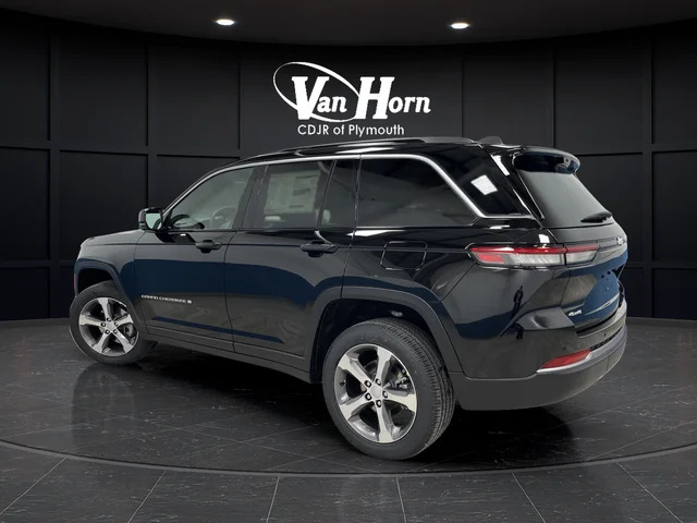 New 2026 Diamond Black Crystal Pearl-Coat Exterior Paint Jeep Limited image 3