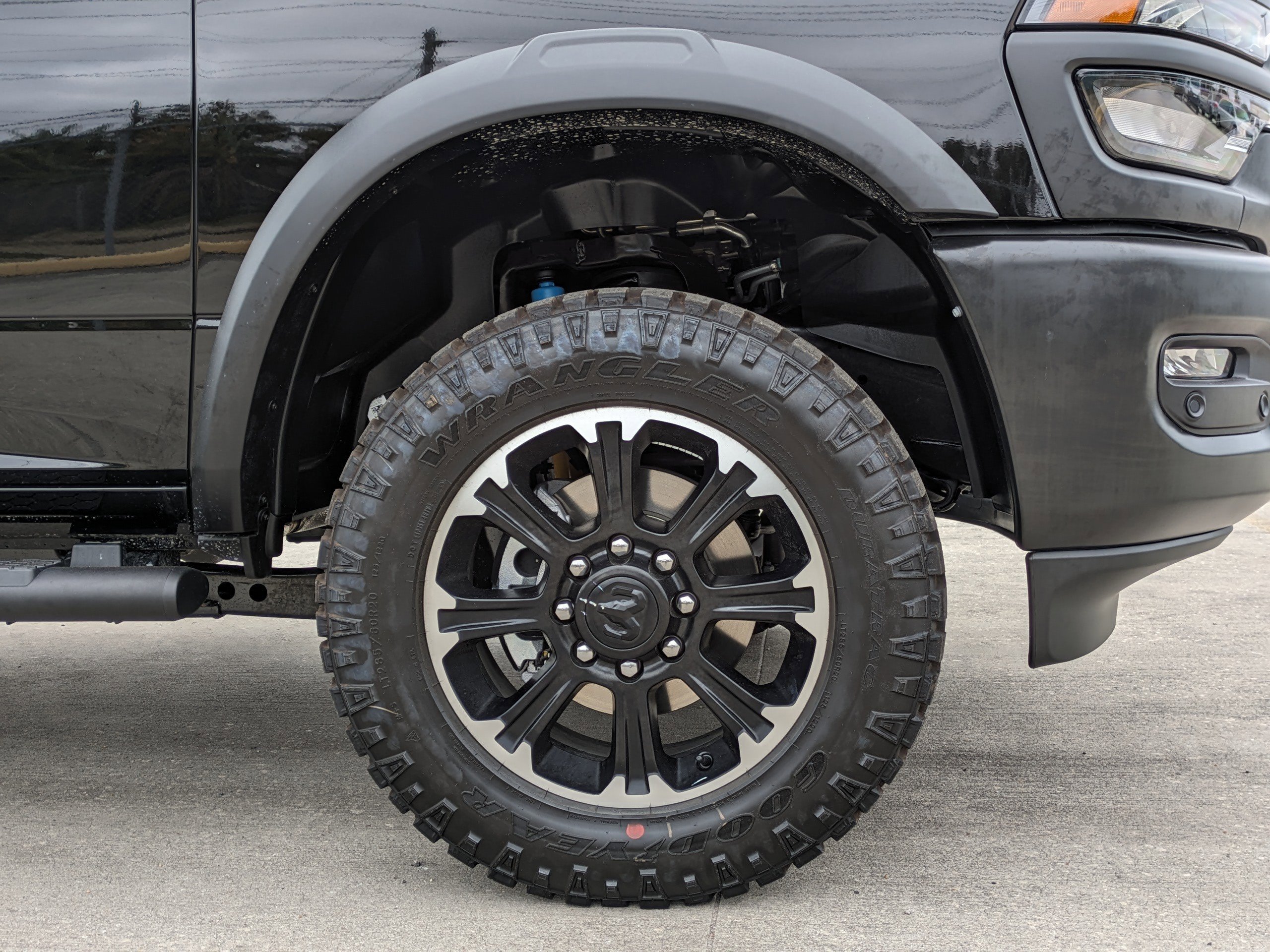 New 2026 Diamond Black Crystal Pearl-Coat Exterior Paint RAM Tradesman image 10