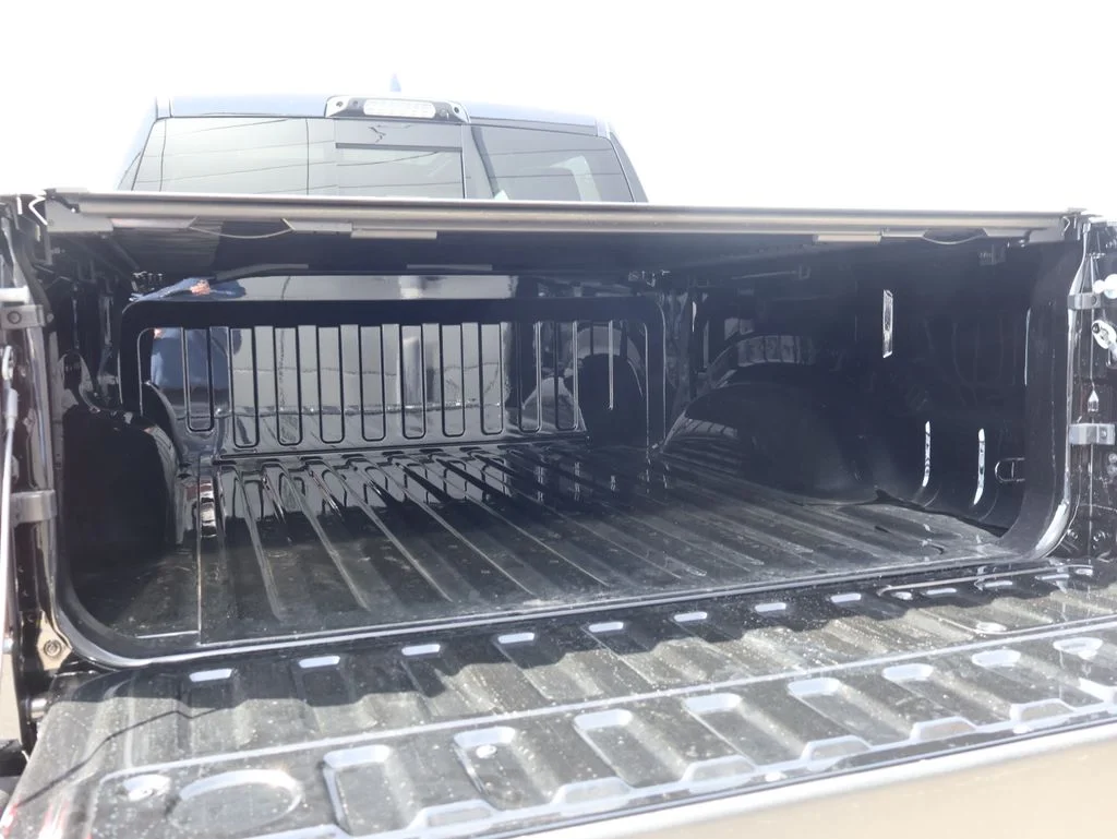 New 2026 Diamond Black Crystal Pearl-Coat Exterior Paint RAM Laramie image 15