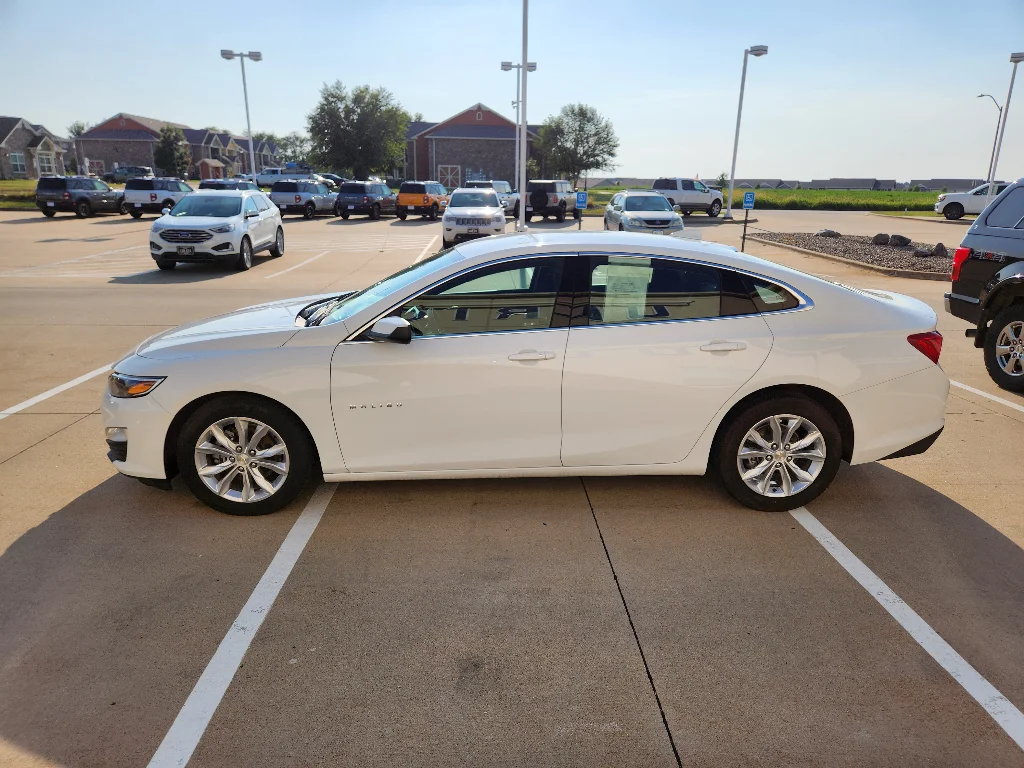 Used 2024 Summit White Chevrolet LT image 4