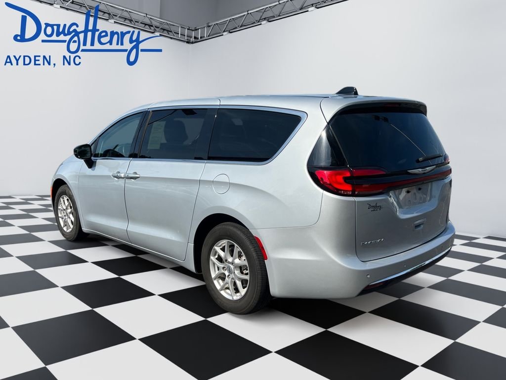Used 2024 Silver Chrysler Touring L image 3