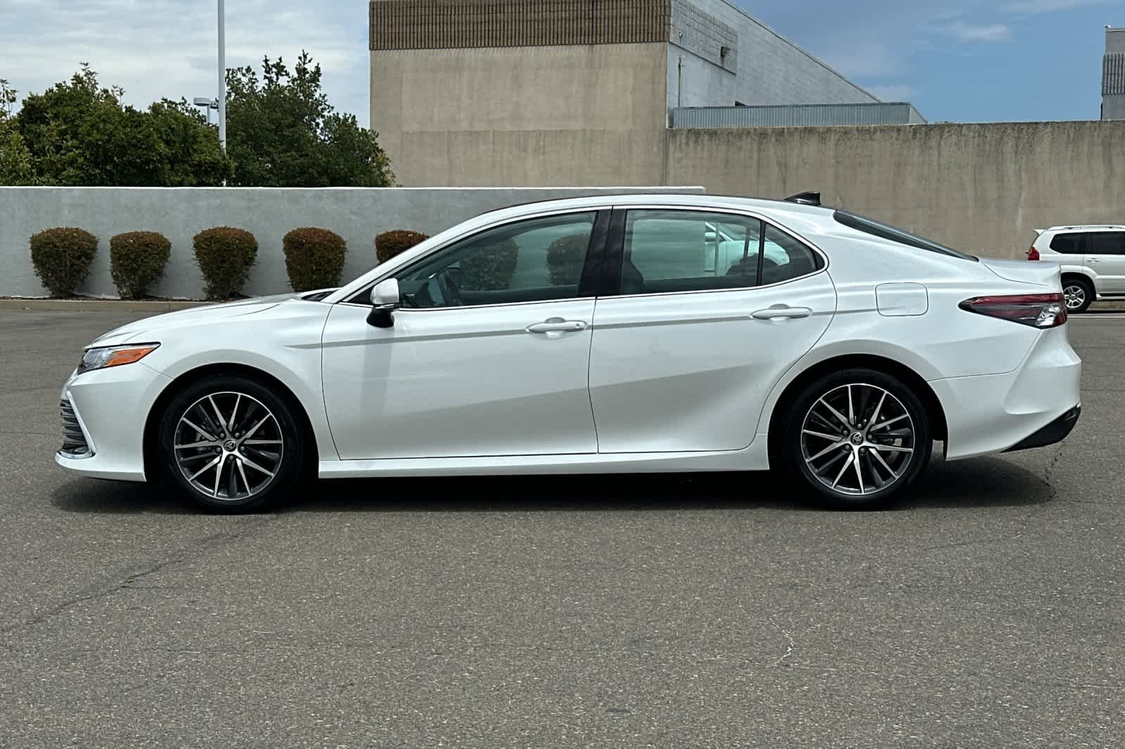 Used 2022 Wind Chill Pearl Toyota XLE image 9