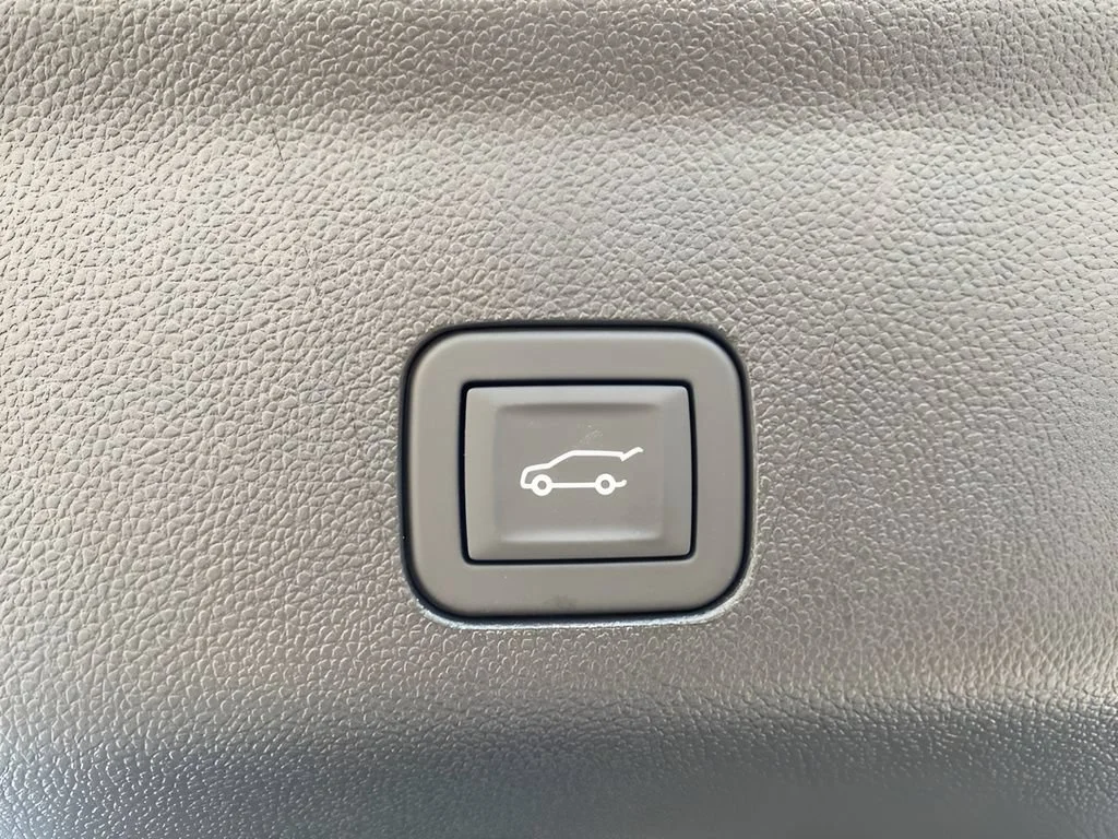 New 2026 Polar White Tricoat Chevrolet Premier image 32