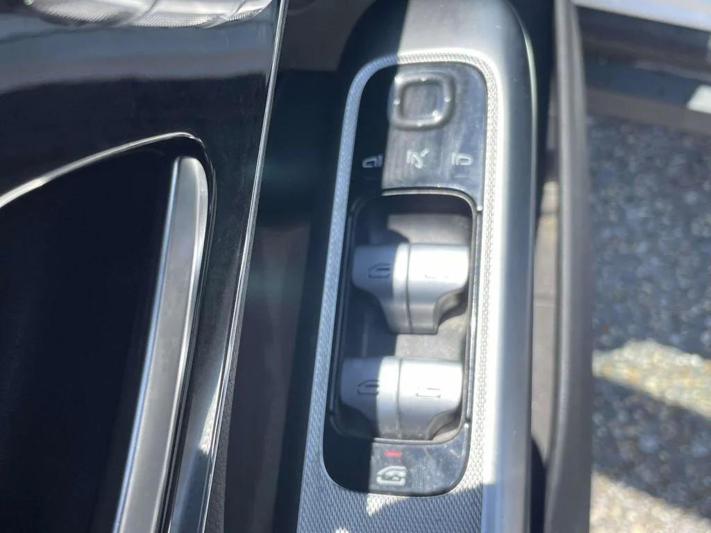 Used 2024 White Mercedes-Benz GLC 300 image 16