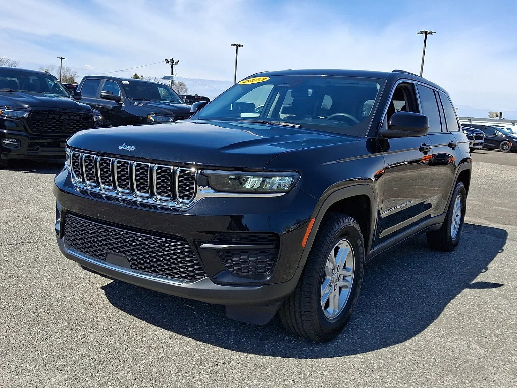 Used 2023 Diamond Black Crystal Pearlcoat Jeep Laredo image 5