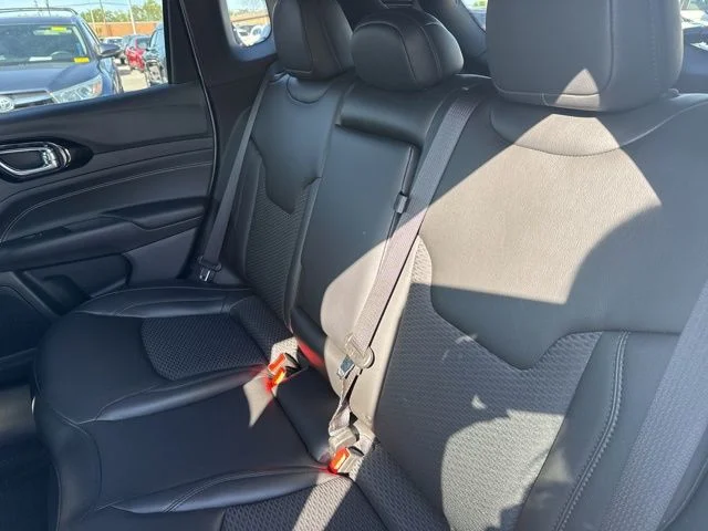 Used 2022 White Jeep Latitude image 26