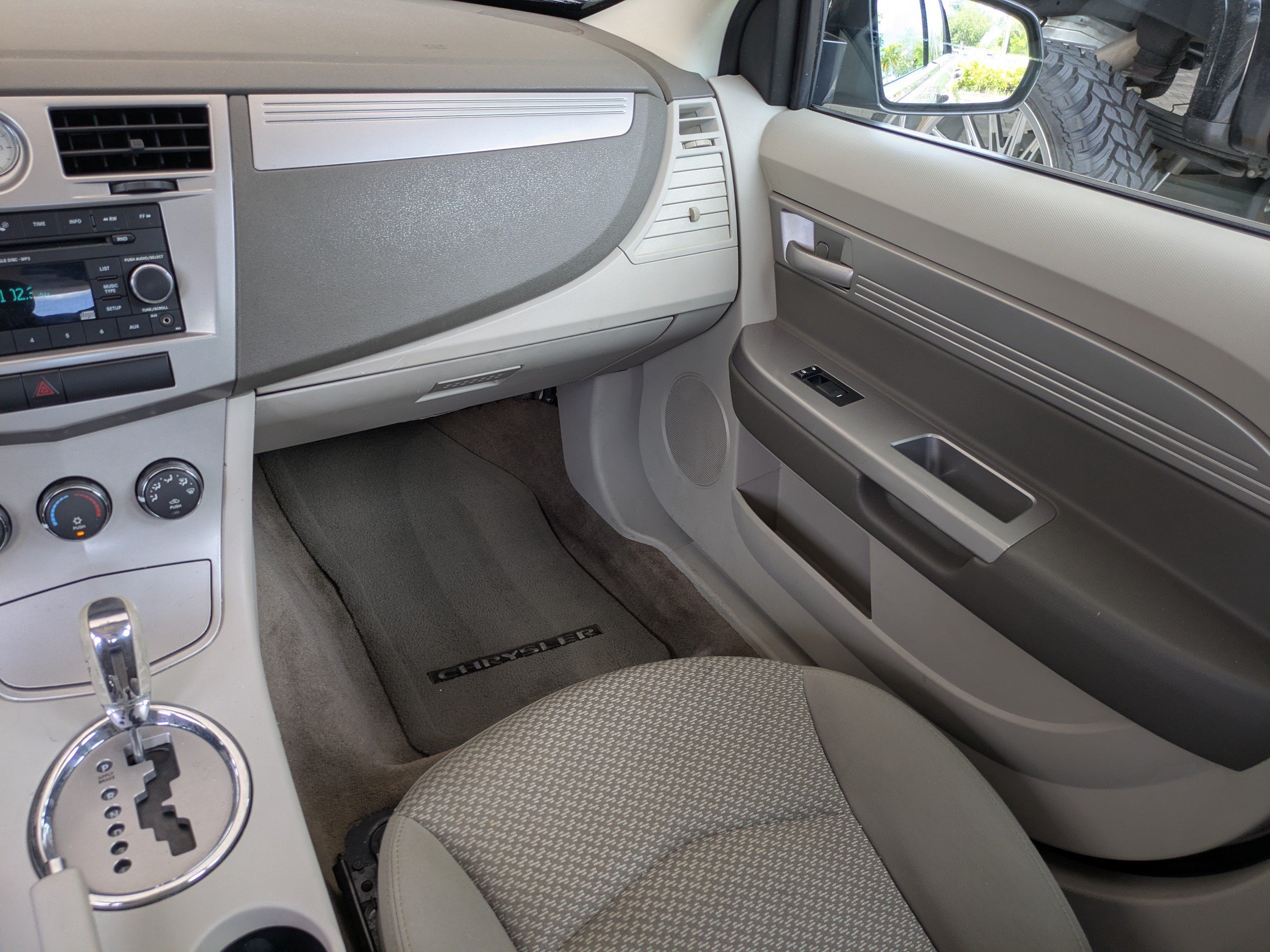 Used 2007 Linen Gold Pearl Metallic Chrysler Base image 17