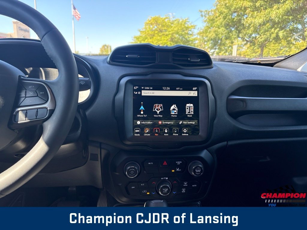 Used 2022  Jeep Latitude image 3
