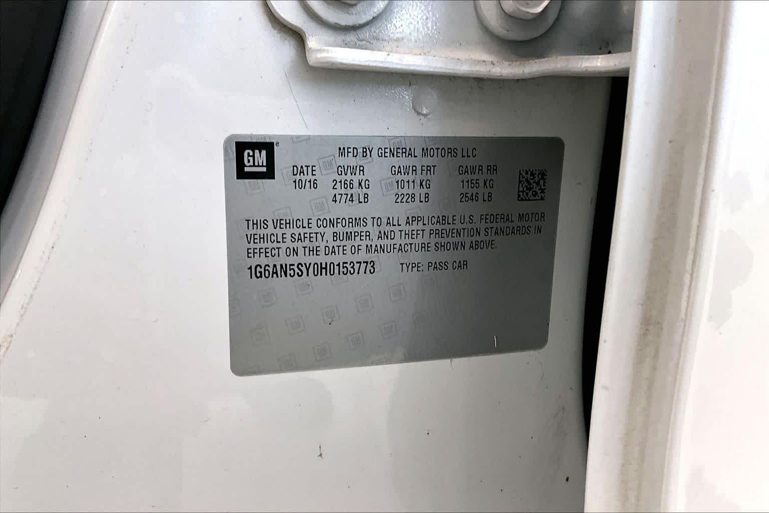 Used 2017 Crystal White Tricoat Cadillac  image 32