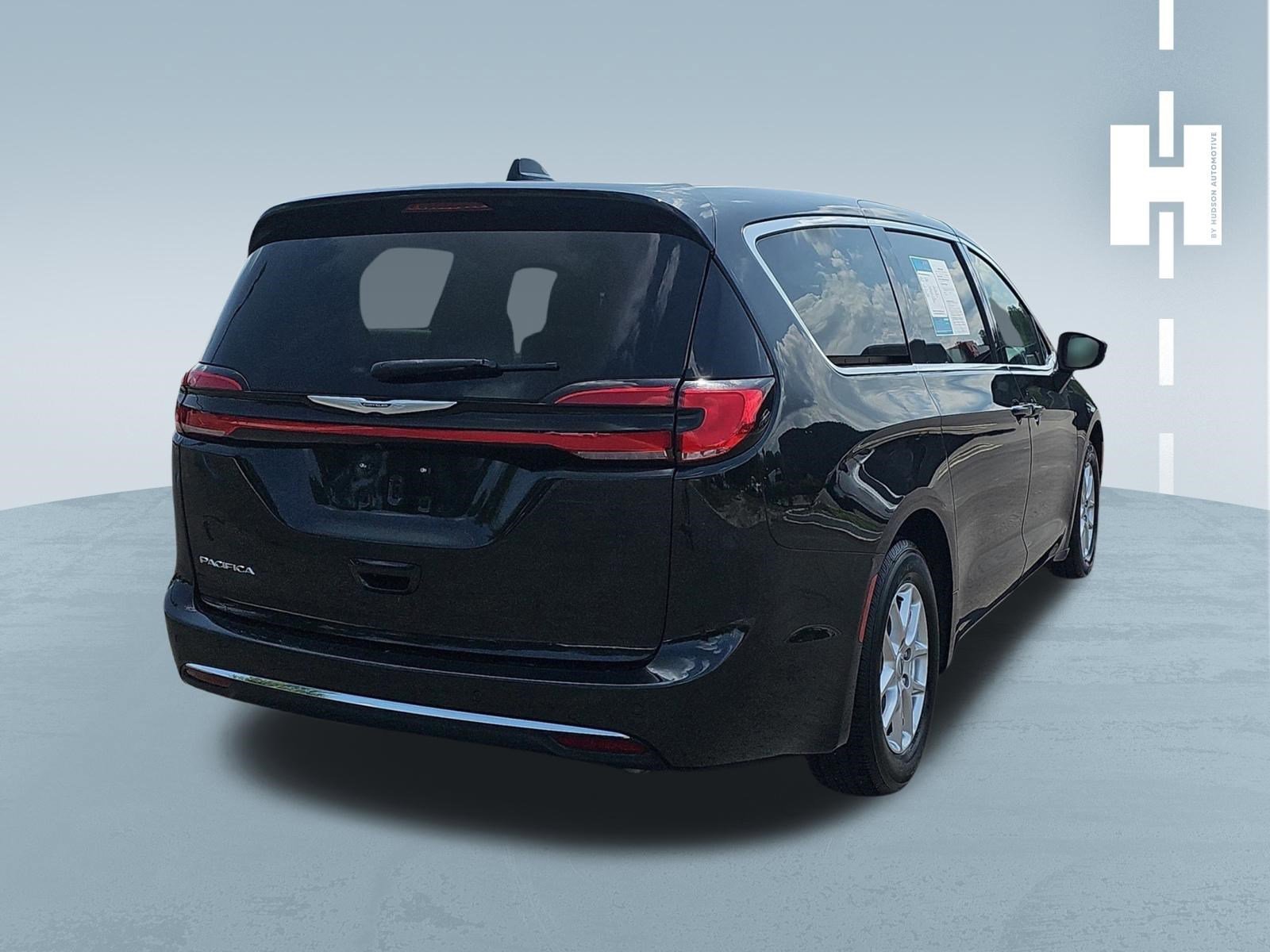 Used 2023 Brilliant Black Crystal Pearlcoat Chrysler Touring L image 3