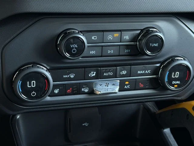 Used 2024 White Ford Badlands image 28