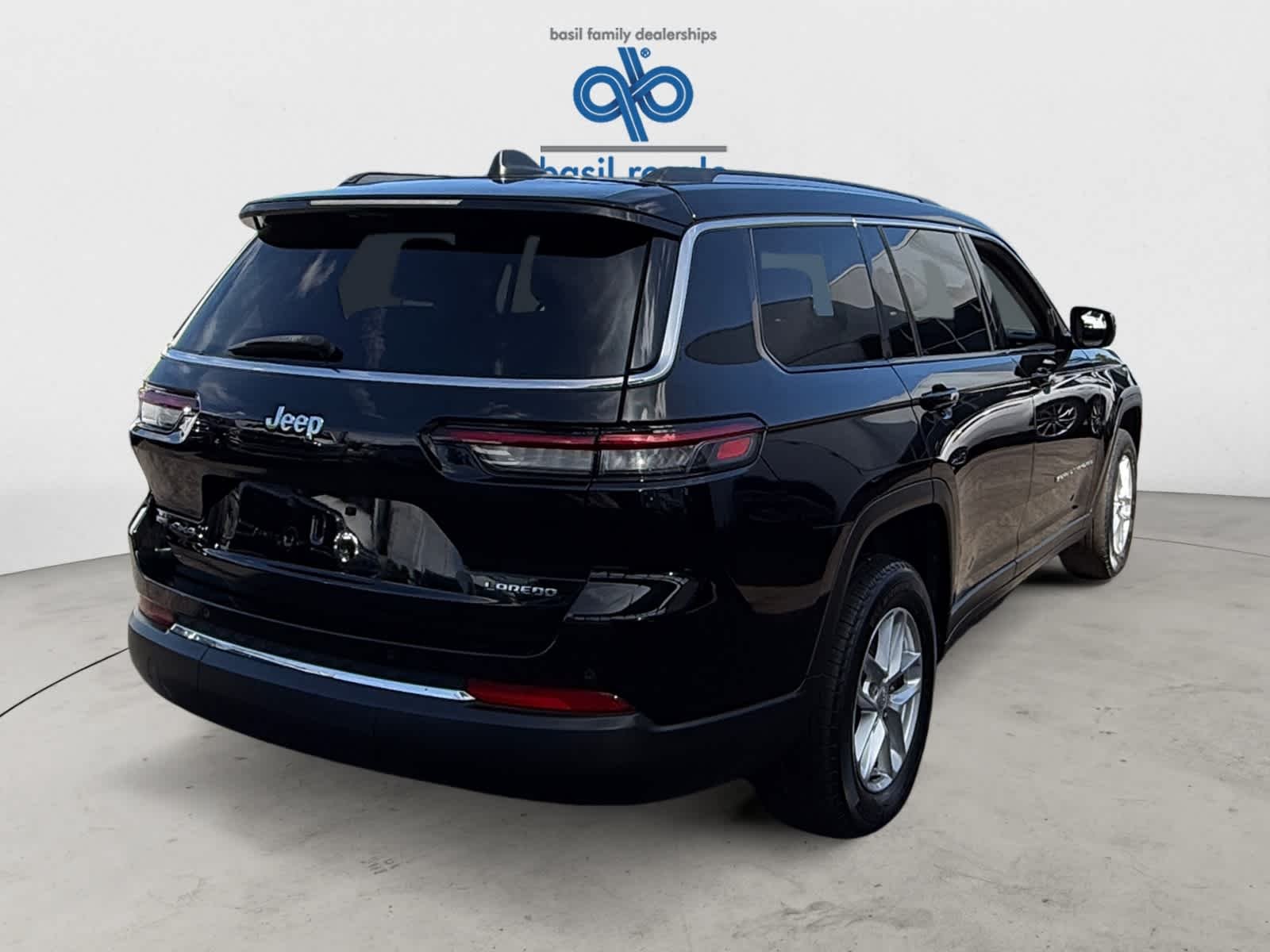 Used 2022 Diamond Black Crystal Pearlcoat Jeep Laredo image 6