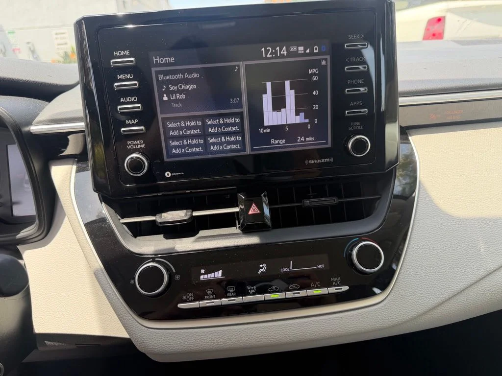 Used 2021 White Toyota L image 21