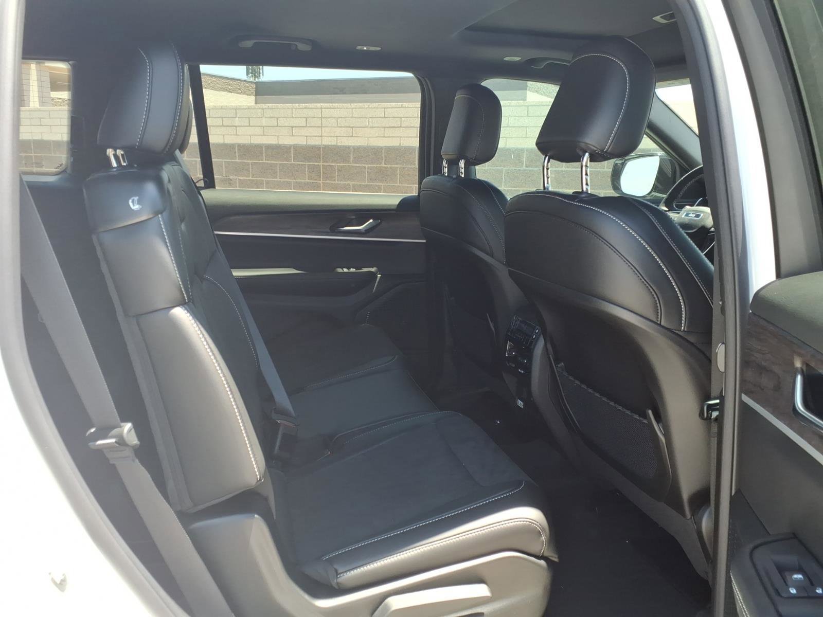 New 2026 Bright White Clear-Coat Exterior Paint Jeep Laredo Altitude image 9
