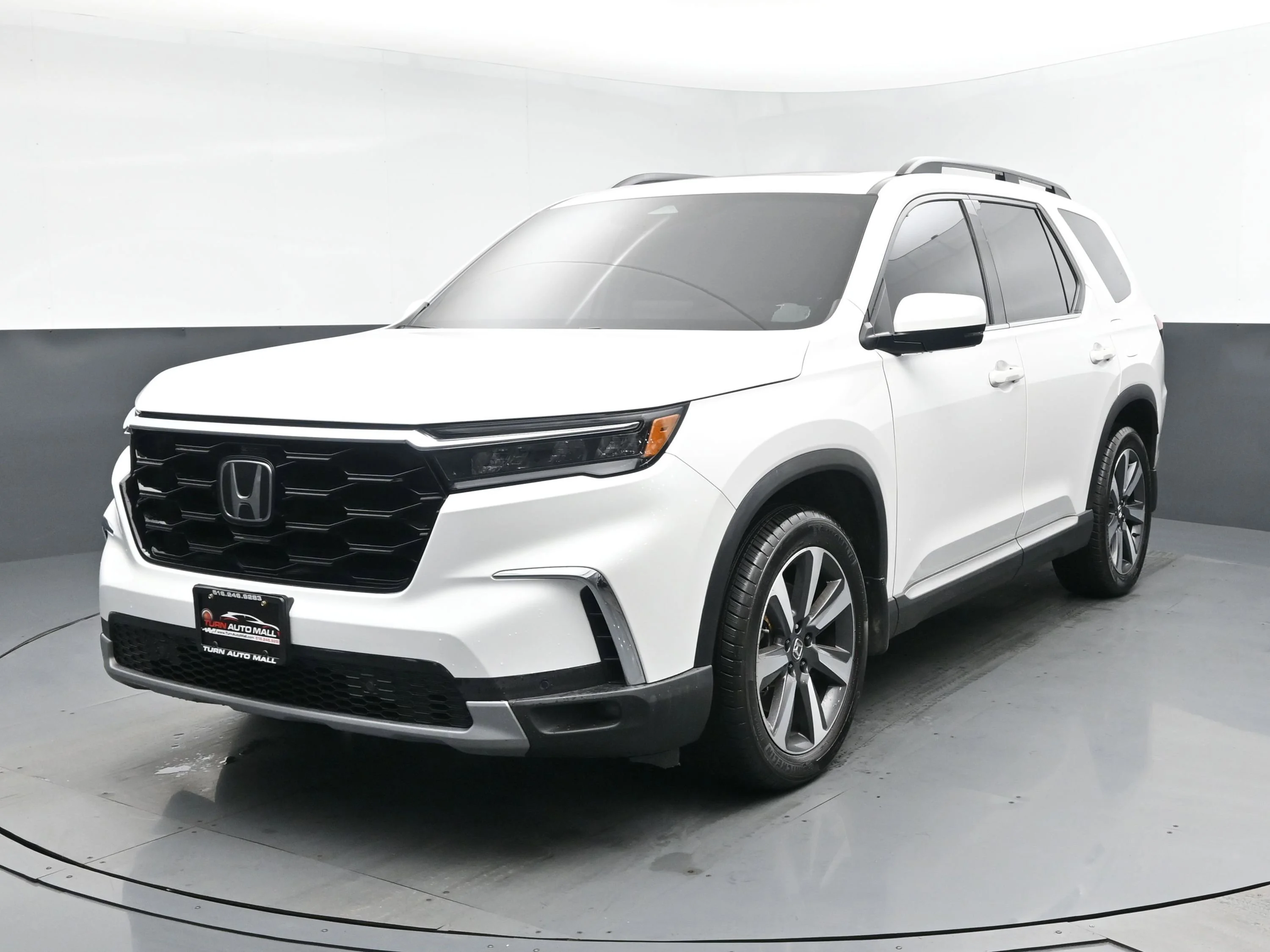 2023 Honda Pilot Touring AWD's photo