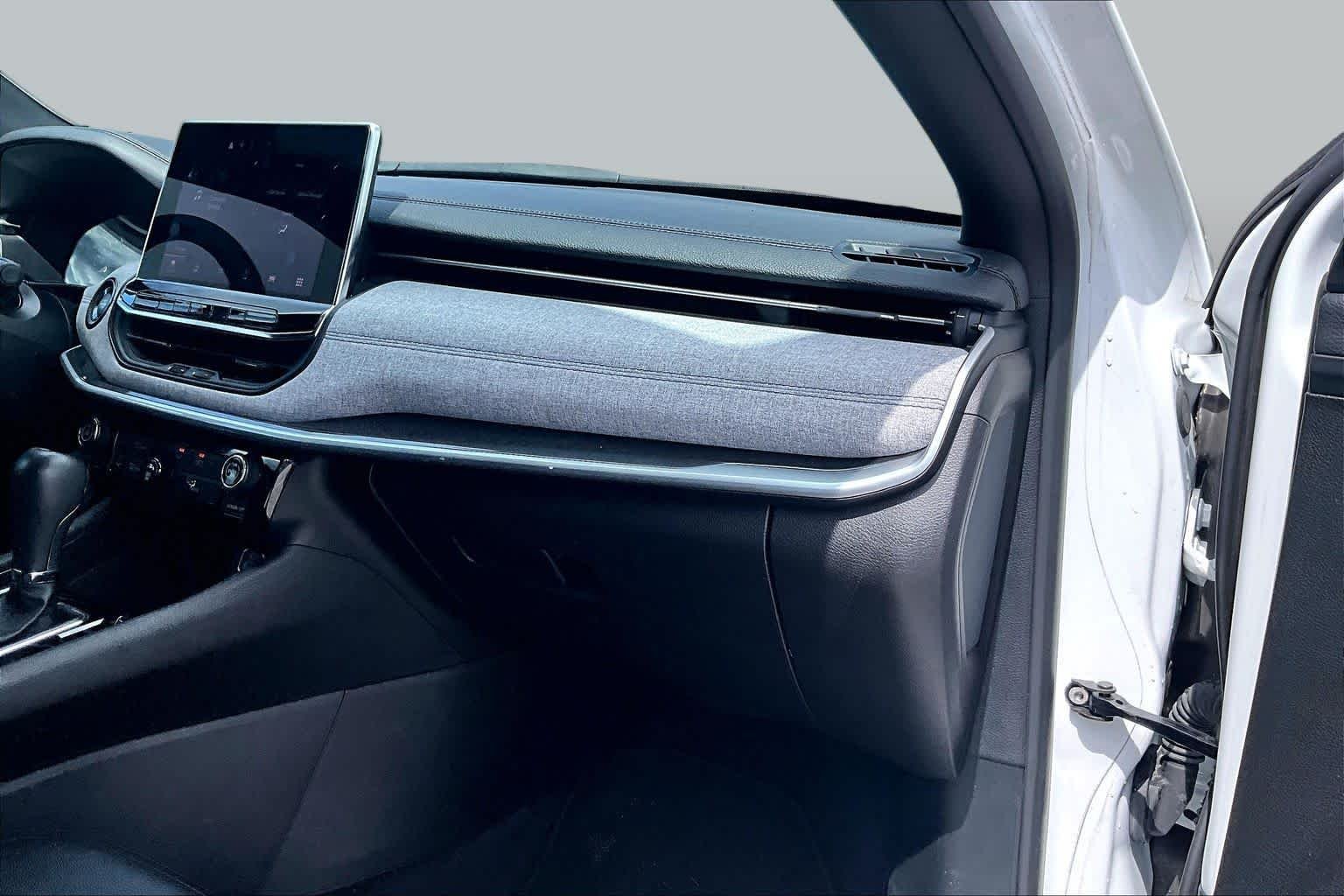 Used 2024 Bright White Clearcoat Jeep Latitude image 19