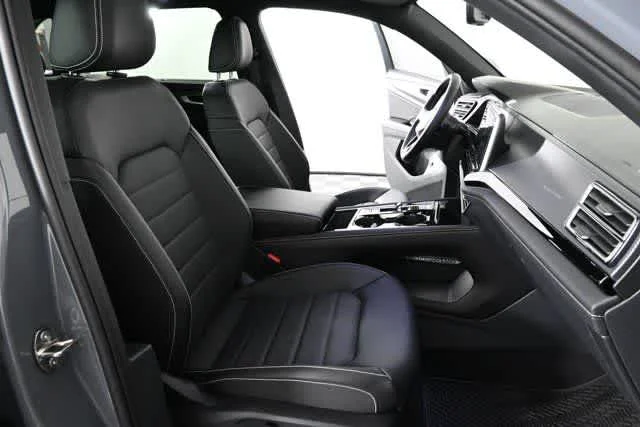 New 2026 Pure Gray Volkswagen 2.0T SEL image 25