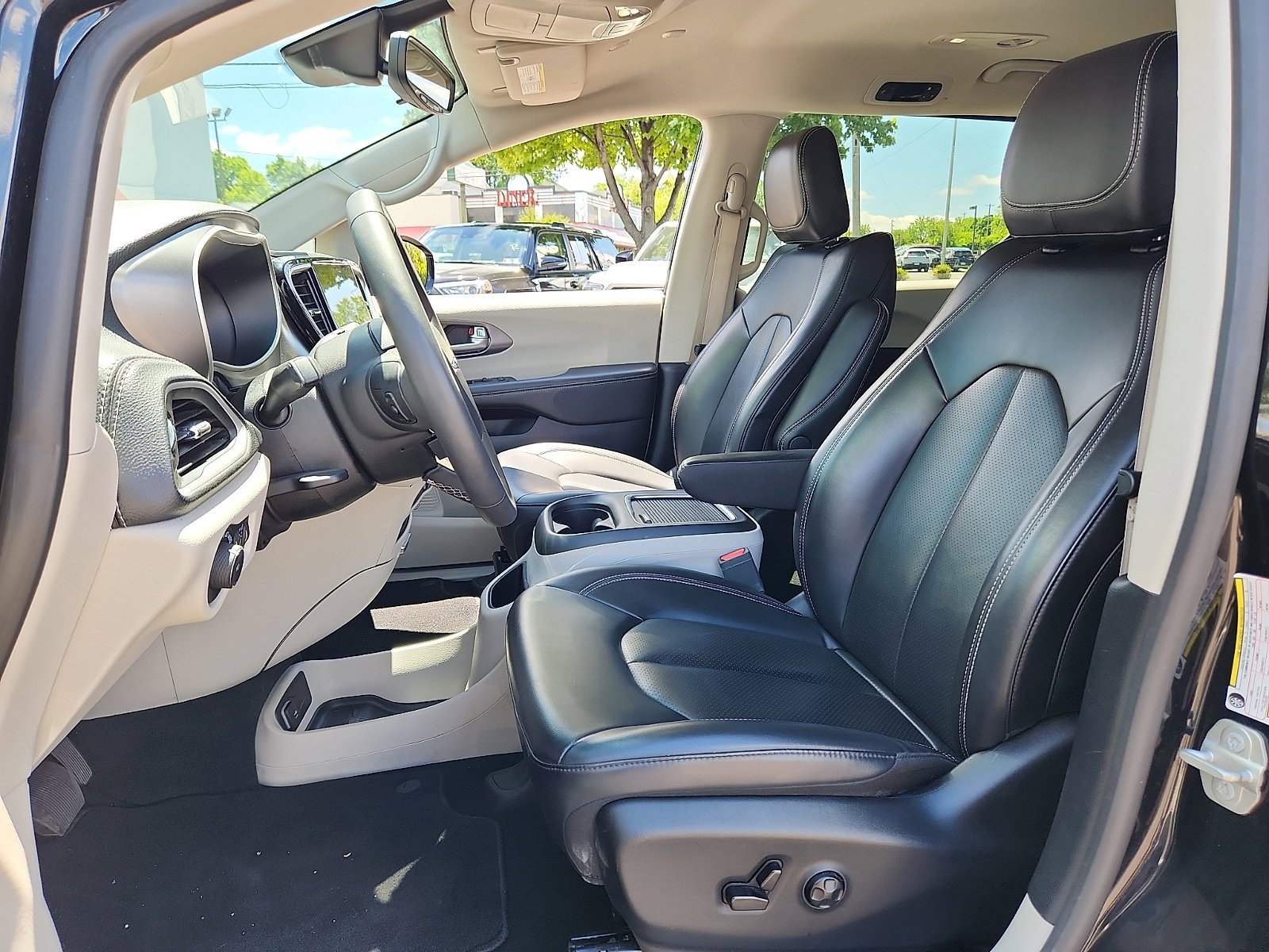 Used 2024 Brilliant Black Crystal Pearlcoat Chrysler Hybrid Select image 13