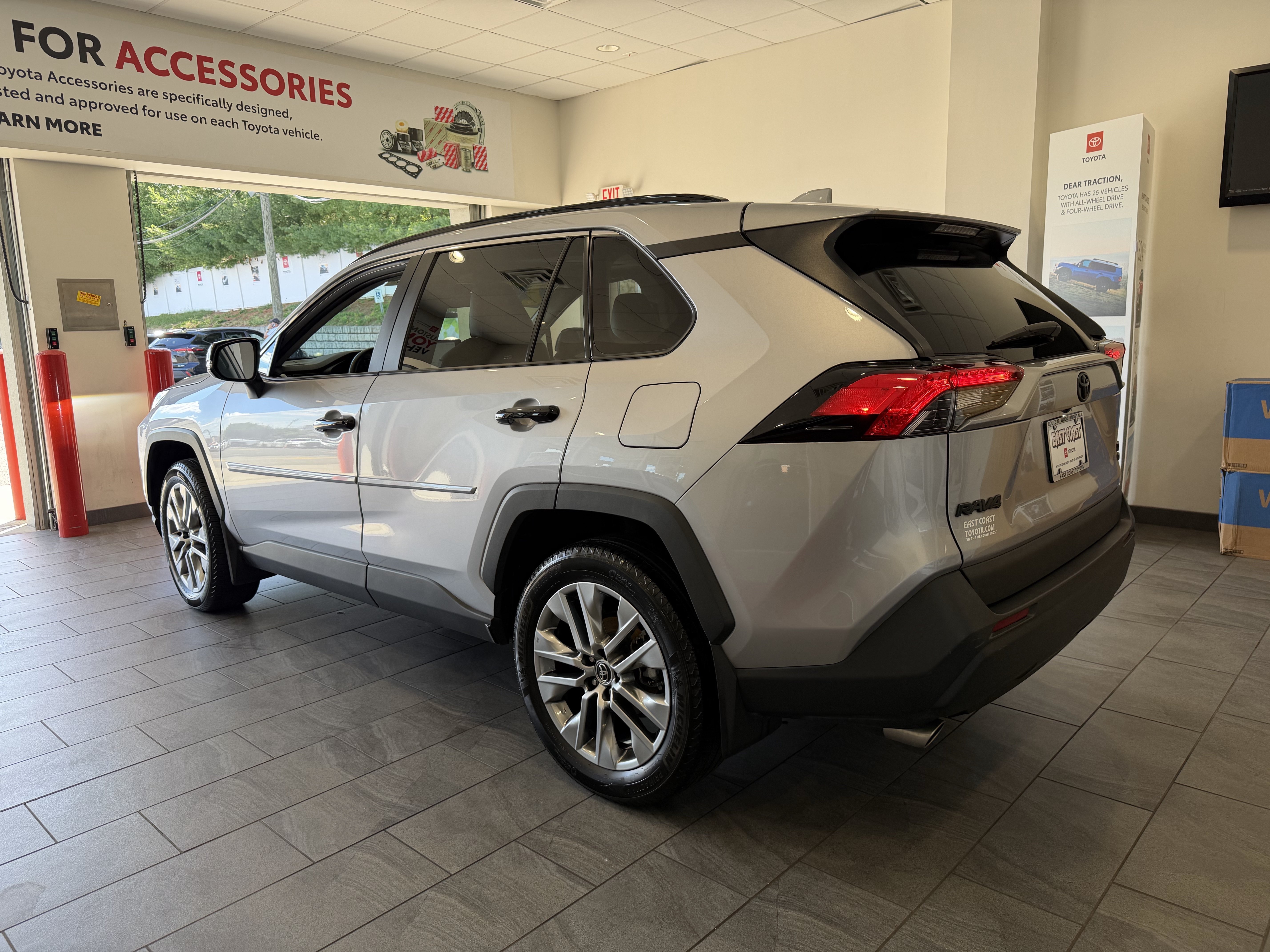 Used 2023 Silver Toyota XLE Premium image 55