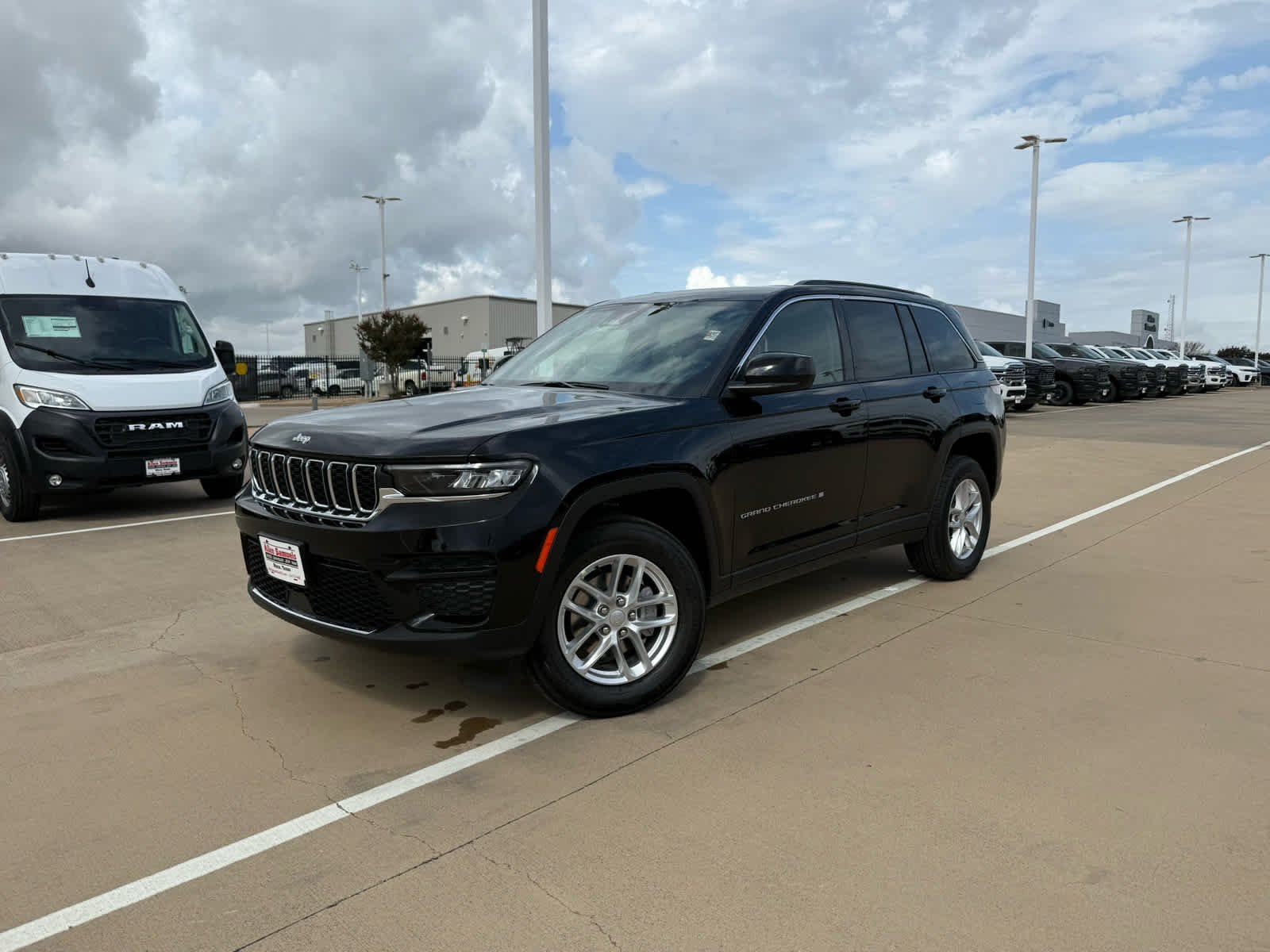 New 2026 Diamond Black Crystal Pearl-Coat Exterior Paint Jeep Laredo image 4