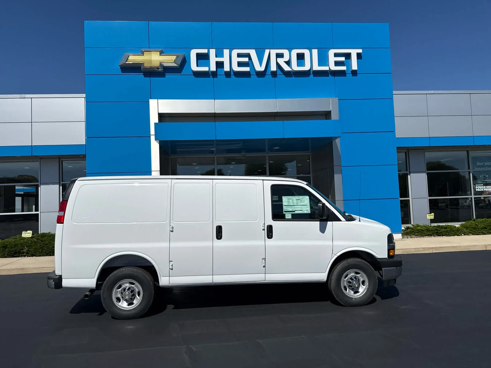 New 2026 Summit White Chevrolet WT image 13