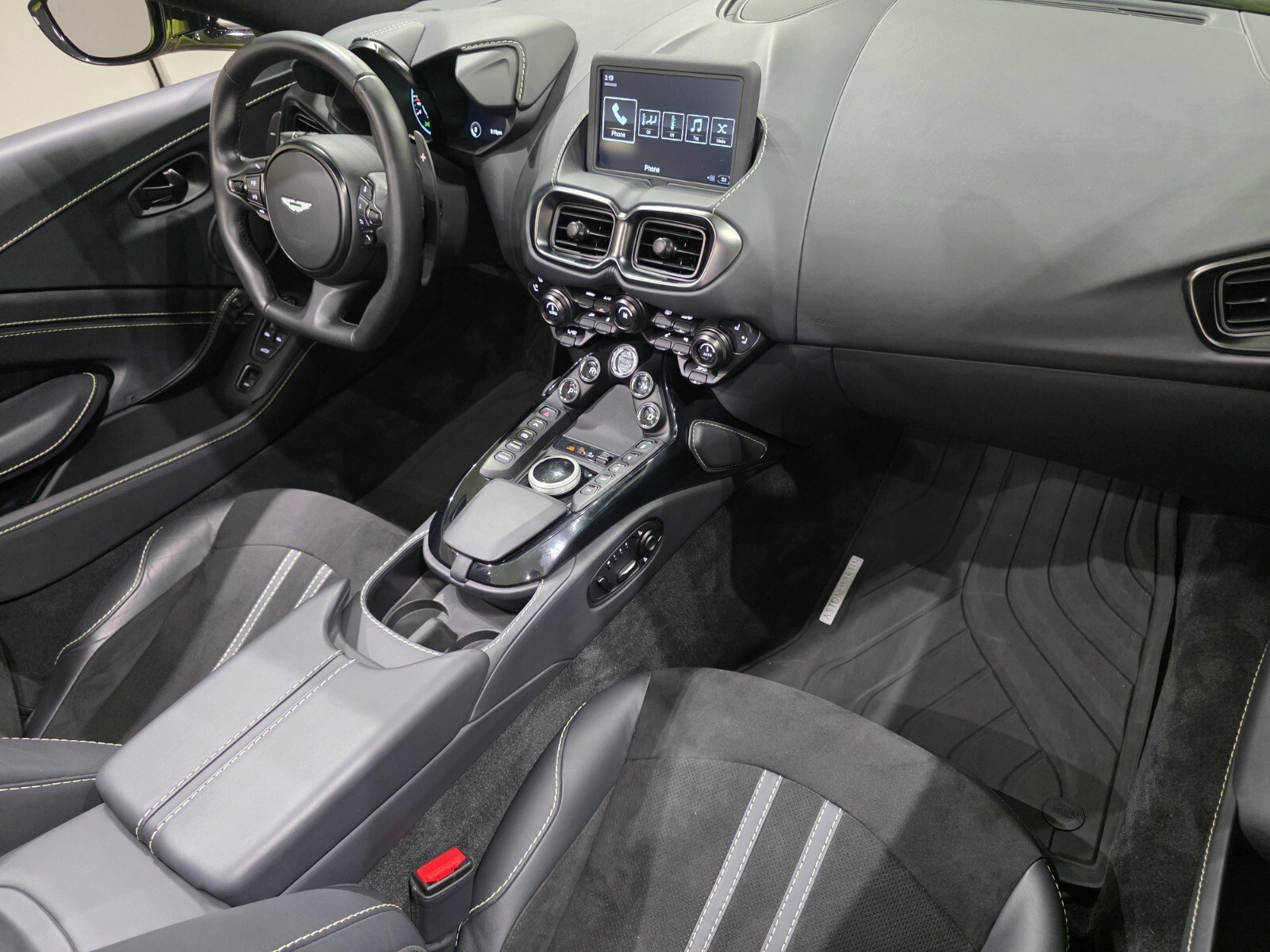 Used 2023 Q Lime Essence Aston Martin Roadster image 19