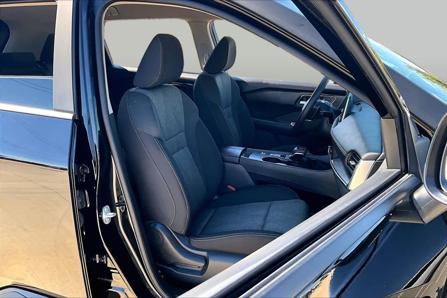 Used 2025 Super Black Nissan SV image 9