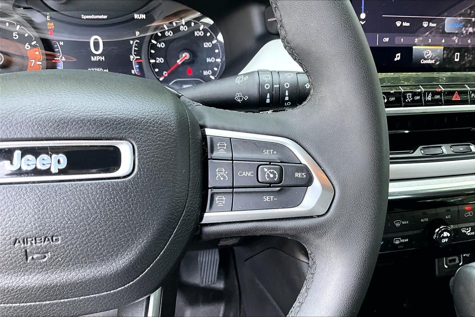 Used 2023 Diamond Black Crystal Pearlcoat Jeep Limited image 24