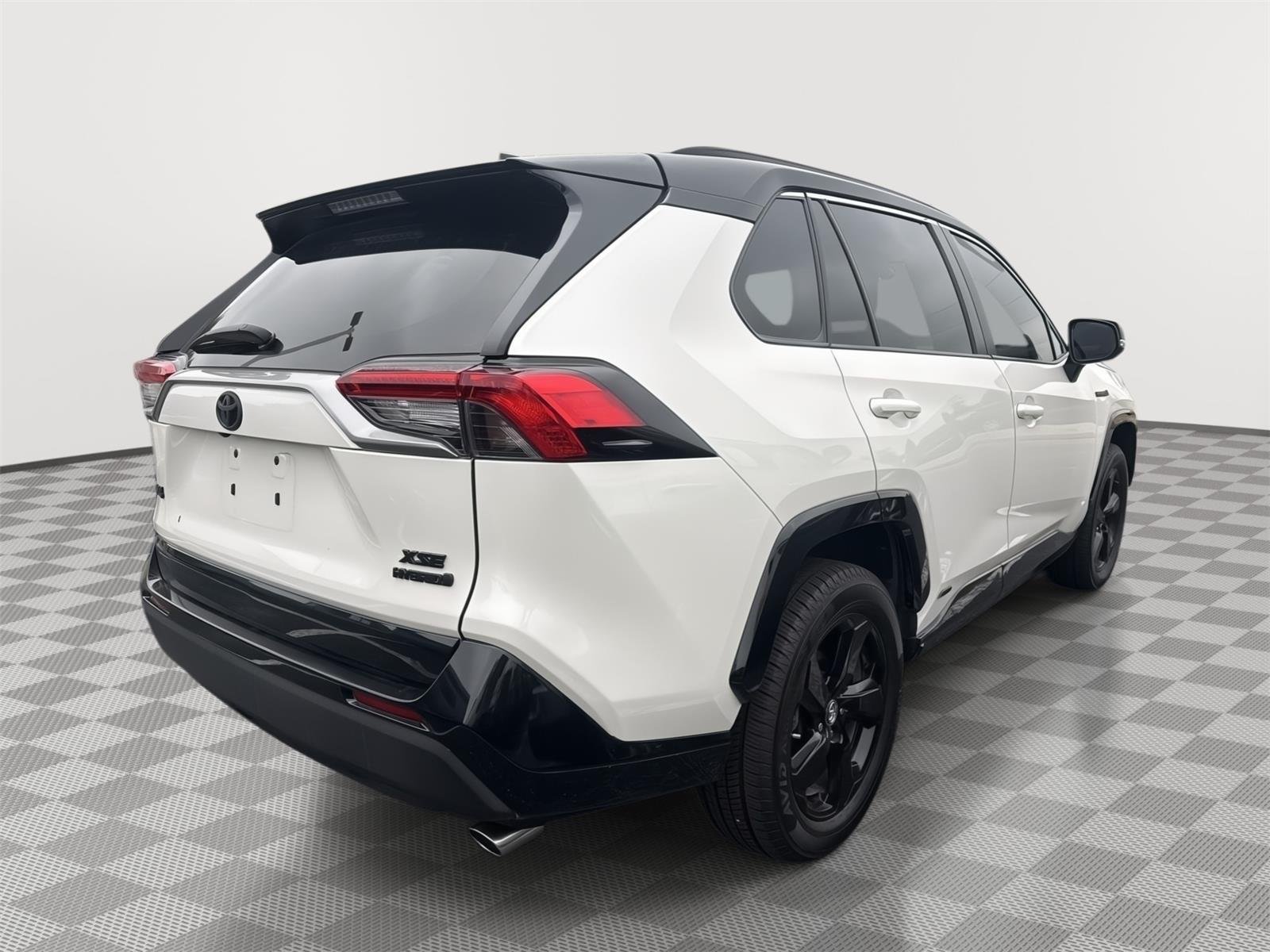 Used 2020 Blizzard Pearl w/Midnight Black Metallic Roof Toyota Hybrid XSE image 17