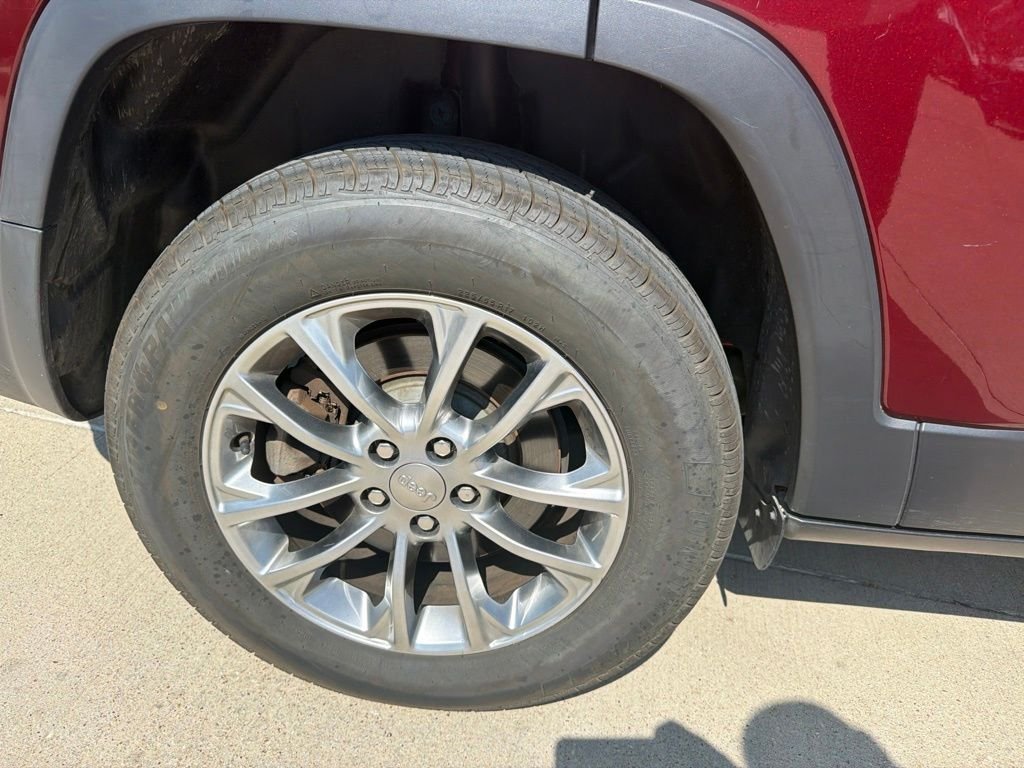 Used 2019 Red Jeep Latitude Plus image 17