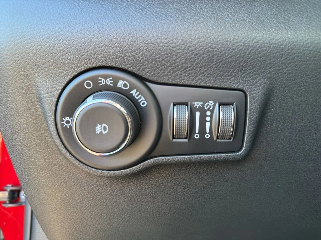New 2026 Red Hot Pearl-Coat Exterior Paint Jeep Latitude image 41