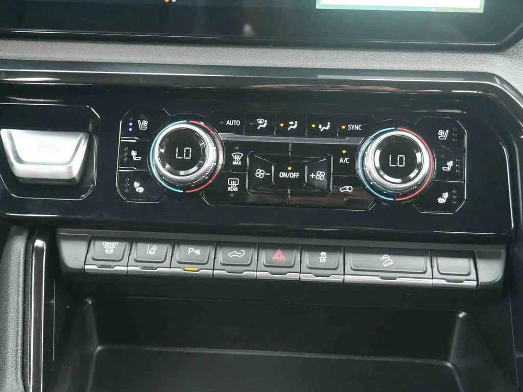 Used 2025 White GMC AT4 image 7