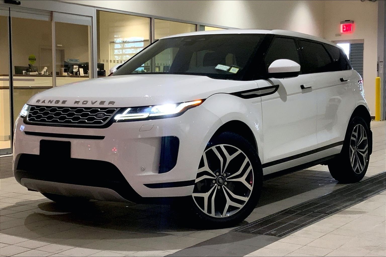 2023 Land Rover Range Rover Evoque SE's photo