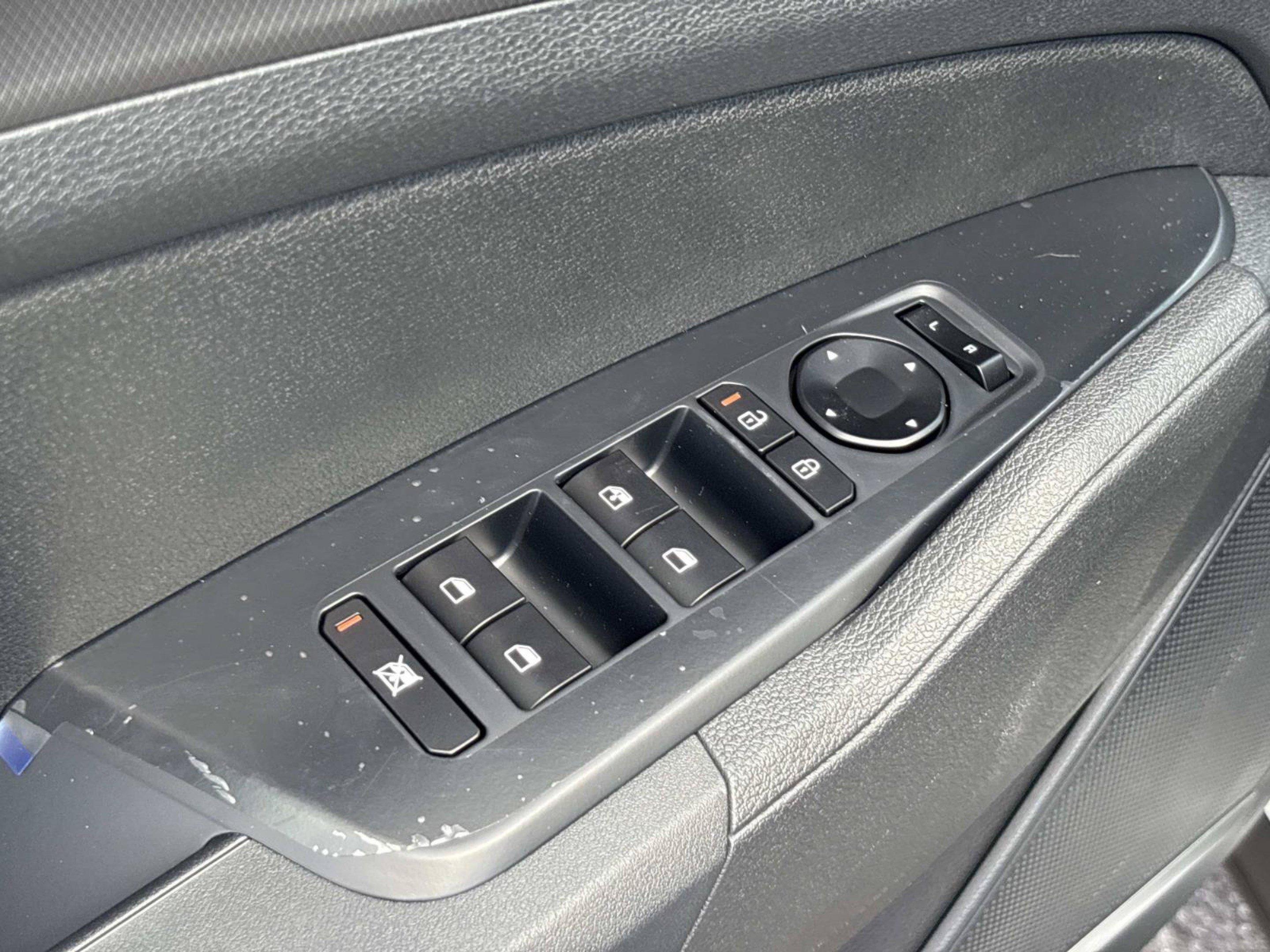 New 2027 Snow White Pearl Kia LX image 17