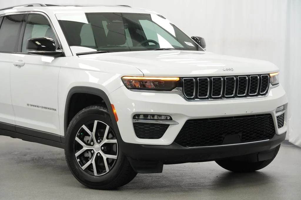 Used 2025 White Jeep Limited image 3