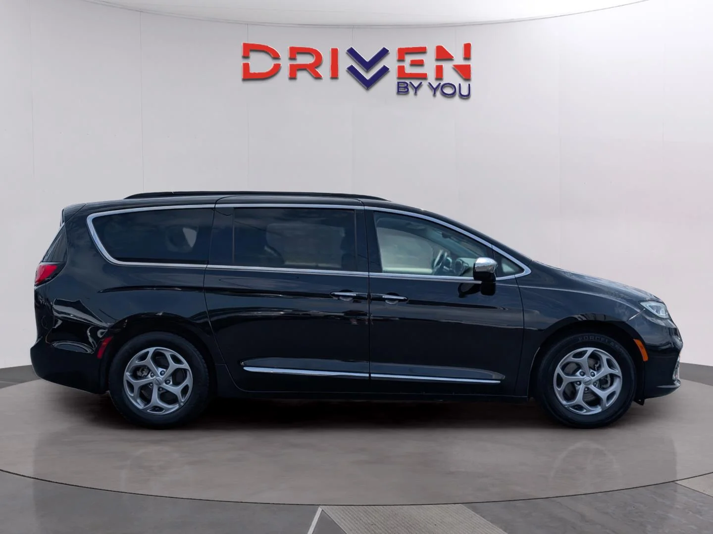 Used 2023 Brilliant Black Crystal Pearlcoat Chrysler Limited image 6