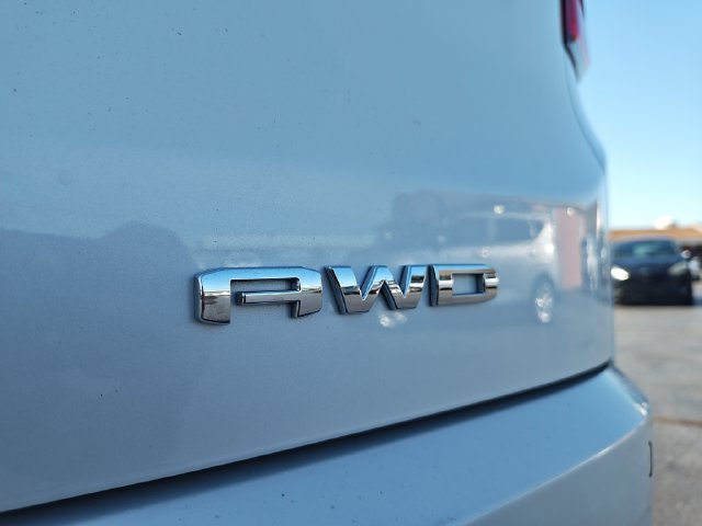 Used 2022 White GMC Denali image 28