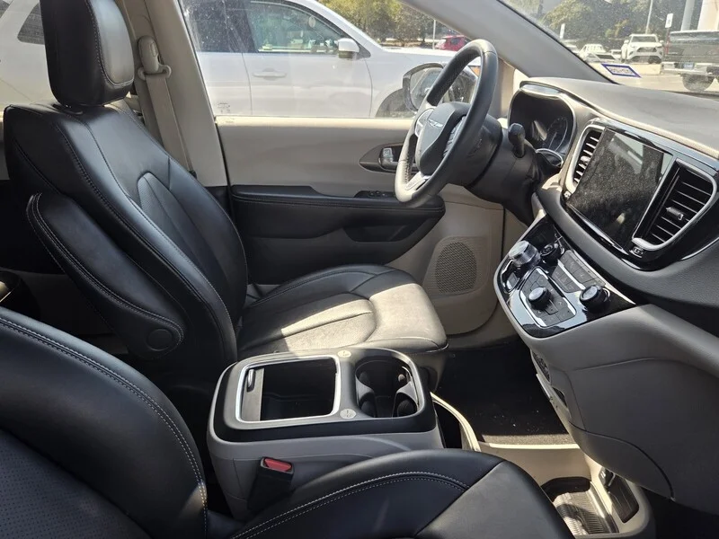 Used 2024 Bright White Clearcoat CHRYSLER TOURING L image 9