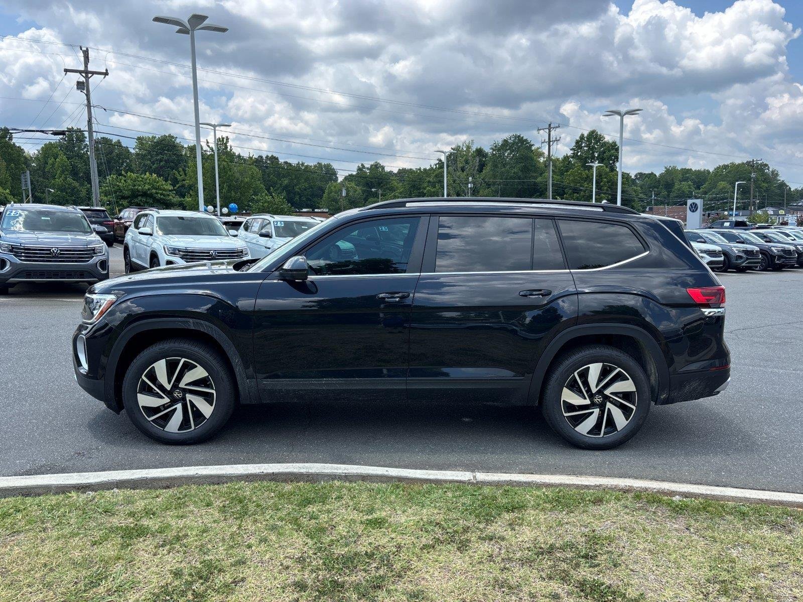 New 2026 deep black pearl Volkswagen 2.0T SE w/Technology image 2