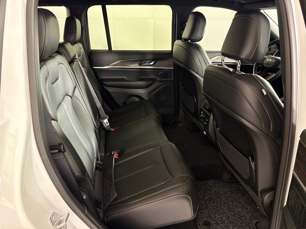 New 2026 Bright White Clear-Coat Exterior Paint Jeep  image 40