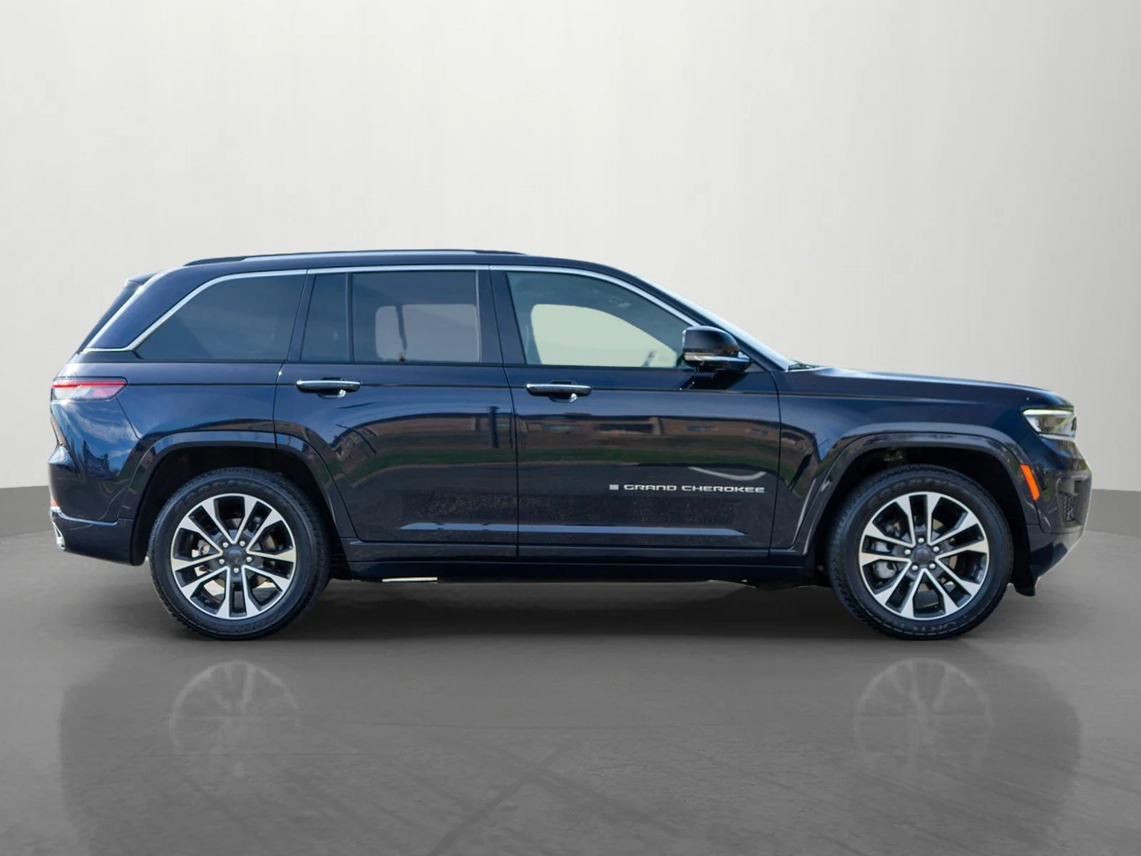 Used 2023 Midnight Sky Jeep Overland image 8