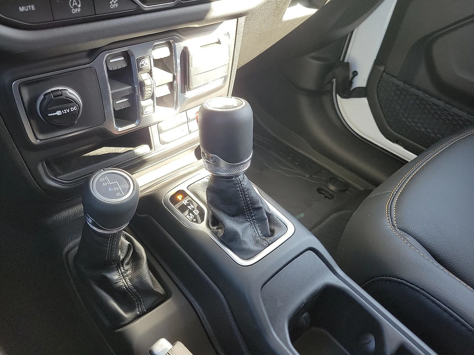 New 2026 PW7 Bright Whit Jeep 4-DOOR SAHARA image 18